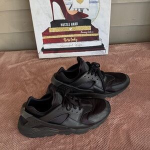 Sleek Black Men’s Sneakers